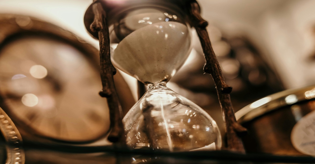 Image of a wooden hourglass.