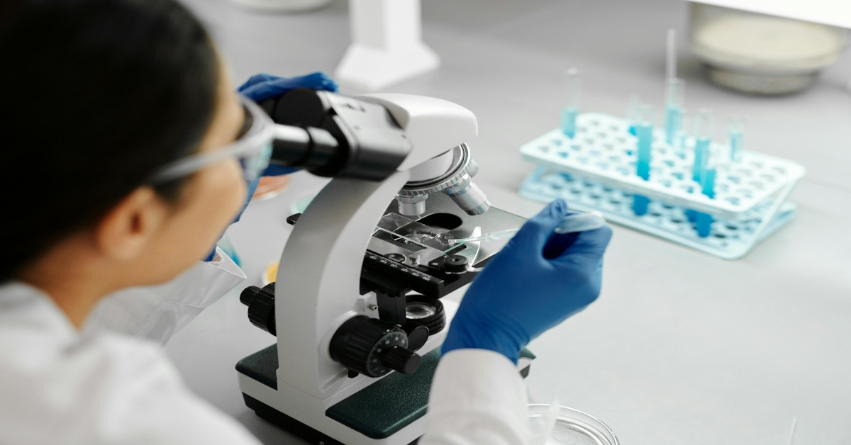 A female medical researcher analyzing samples.