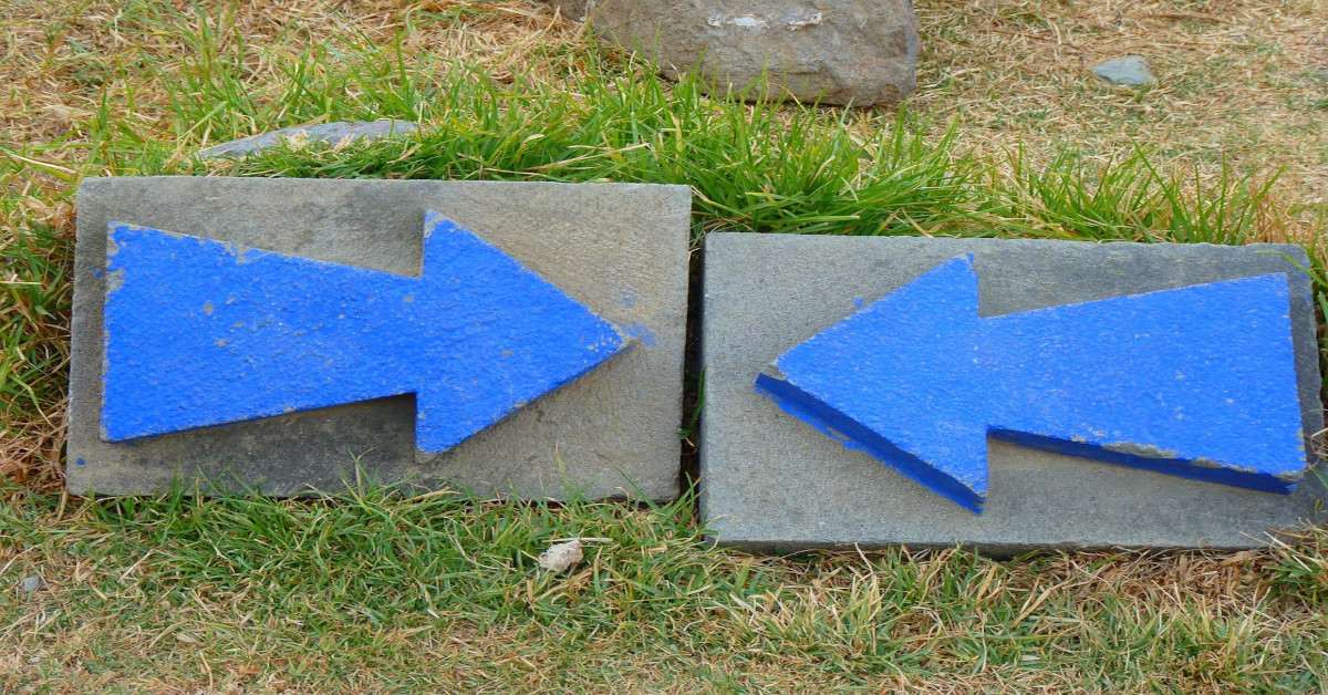 Two blue arrows pointing toward each other.