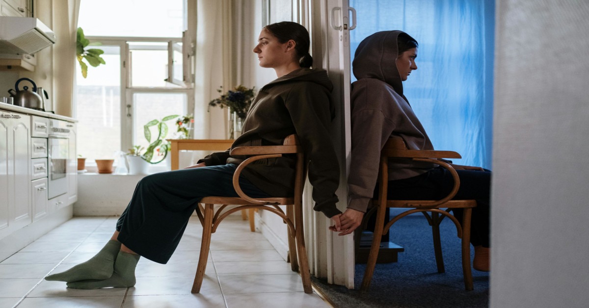 A woman with a psychosis sitting down.