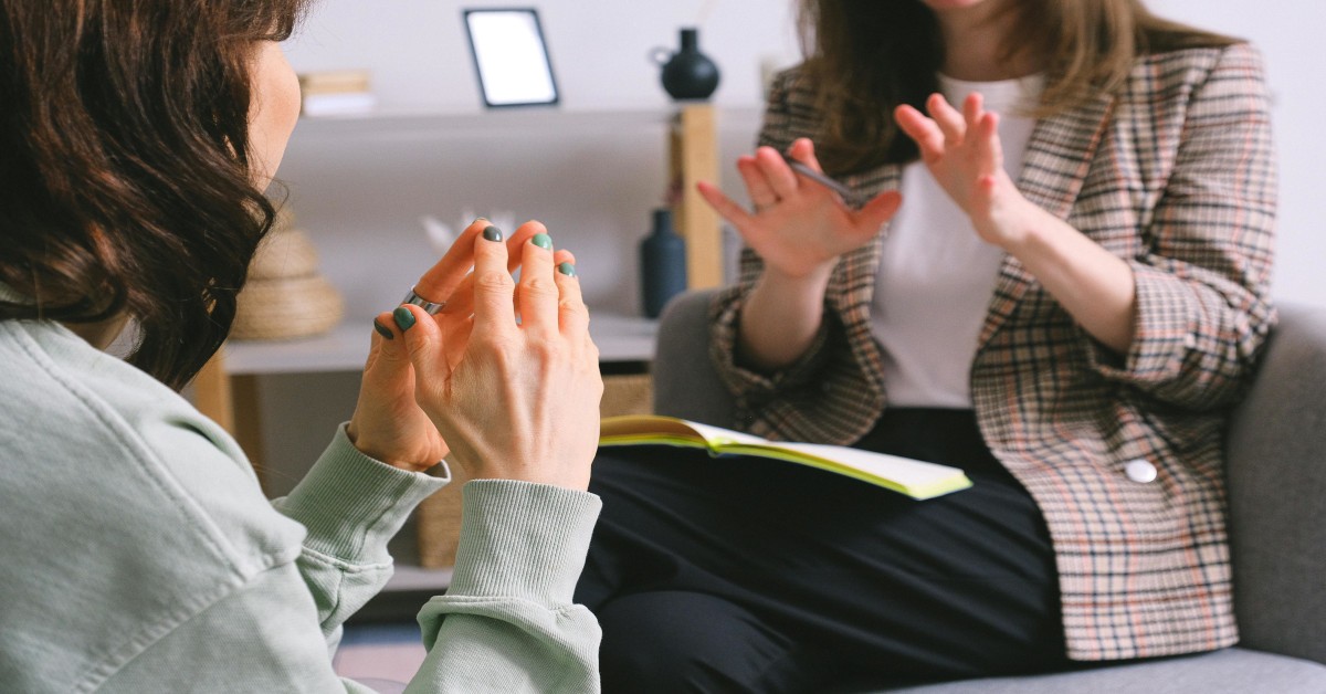 A client discussing her mental health problems with a psychologist.