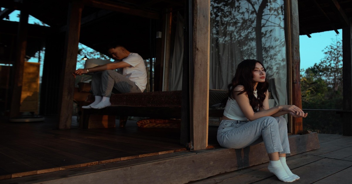 A couple looking sad.